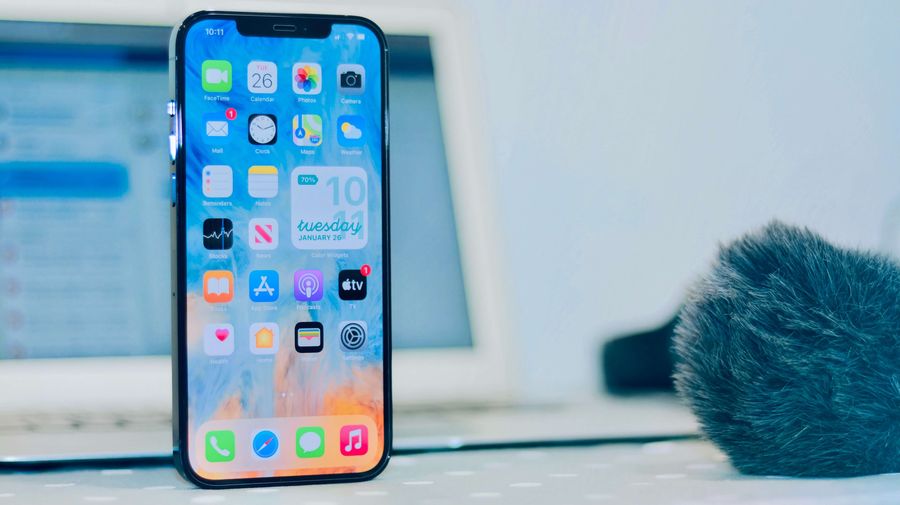 Jak wygląda prawidłowa wymiana baterii w iPhone 12?