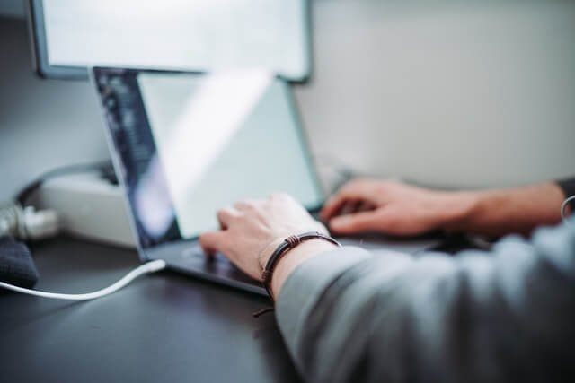 Zamienniki oryginalnych baterii do laptopa – czy warto?
